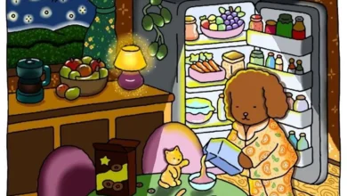 Imagem ilustrada de um cachorro fofinho em pijama, pegando um lanche de um armário com um gato e uma xícara de chá em uma mesa. Detalhes de uma geladeira cheia de alimentos e frutas frescas visíveis ao fundo.