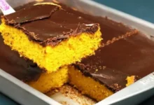 Bolo de cenoura com calda crocante de chocolate