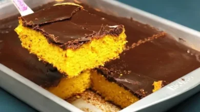 Bolo de cenoura com calda crocante de chocolate