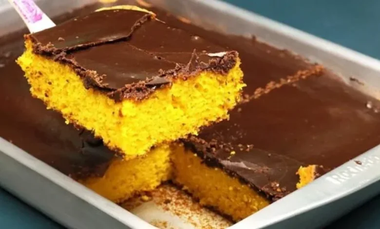 Bolo de cenoura com calda crocante de chocolate