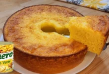 Bolo de milho de lata no liquidificador com uma fatia sendo servida, ao lado de uma lata de milho Quero.