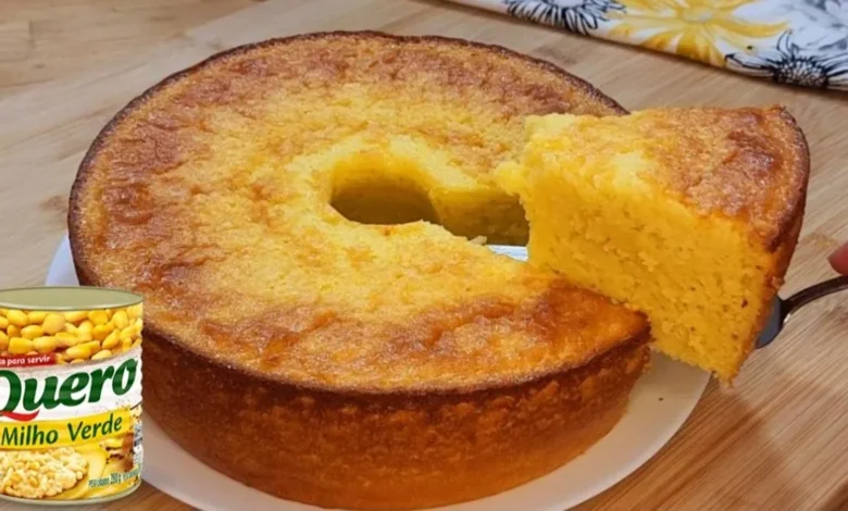 Bolo de milho de lata no liquidificador com uma fatia sendo servida, ao lado de uma lata de milho Quero.
