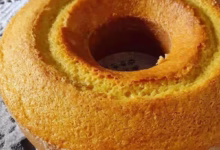 Bolo fofinho sem leite e ovos, com aparência macia e dourada, ideal para quem busca uma receita diferente.