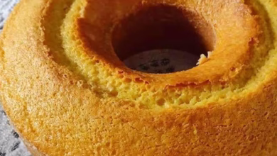 Bolo fofinho sem leite e ovos, com aparência macia e dourada, ideal para quem busca uma receita diferente.