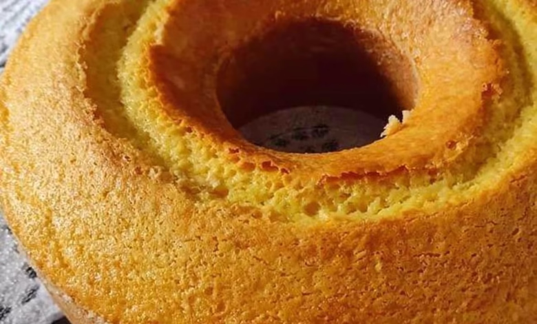 Bolo fofinho sem leite e ovos, com aparência macia e dourada, ideal para quem busca uma receita diferente.