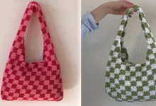 Bolsa de crochê colorida com padrão xadrez em estilo moderno