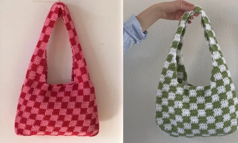 Bolsa de crochê colorida com padrão xadrez em estilo moderno