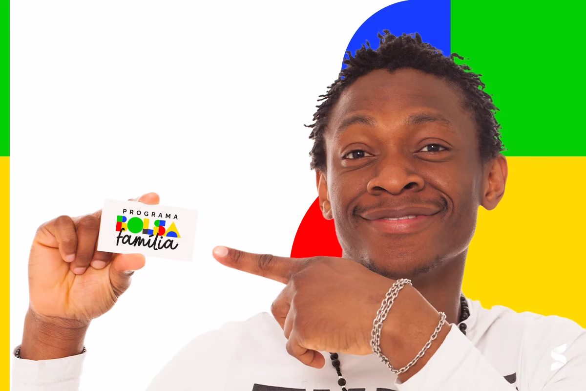 Pessoa sorrindo e segurando o cartão do Programa Bolsa Família, com fundo colorido representando as cores do Brasil.