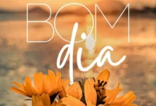 Mensagem positiva de bom dia com flores e o nascer do sol, para alegrar o início do dia.