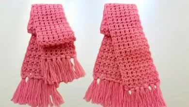 Cachecol de crochê rosa com ponto fácil e franjas, ideal para iniciantes e para presentear.