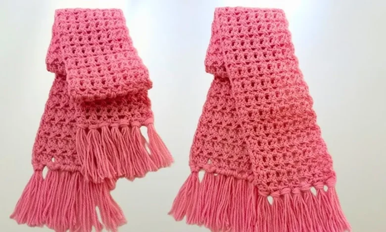 Cachecol de crochê rosa com ponto fácil e franjas, ideal para iniciantes e para presentear.