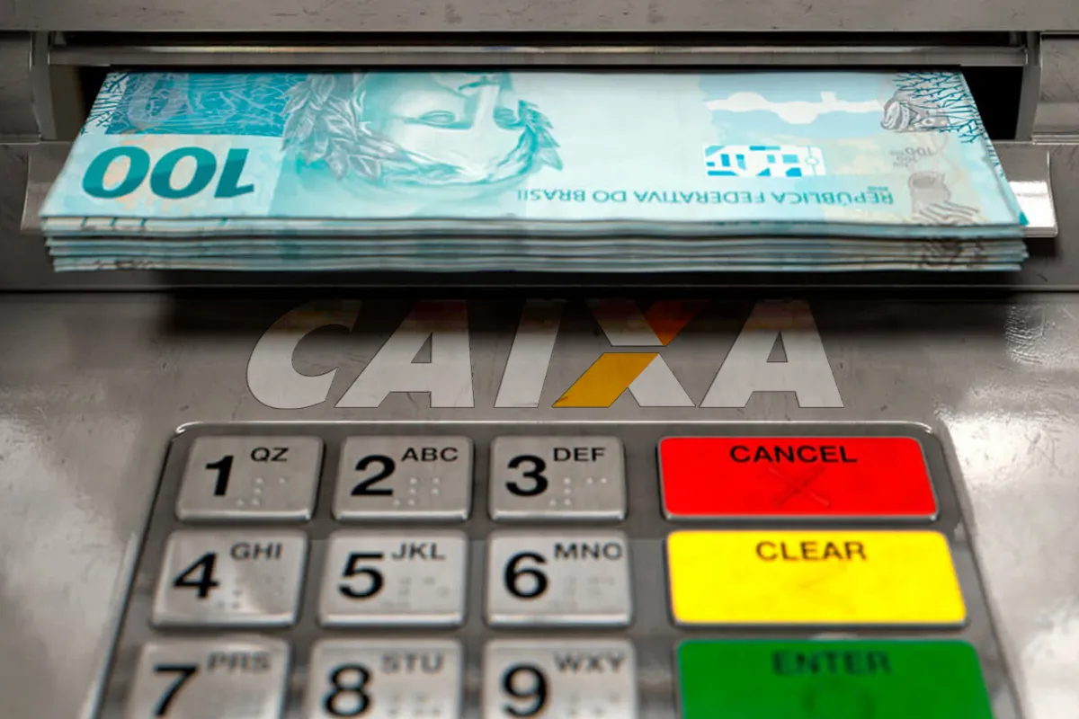 Caixa Econômica: cédulas de R$ 100 sendo retiradas de um caixa eletrônico, representando o empréstimo disponível para negativados.