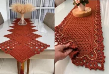 Dois modelos de caminho de mesa em crochê artesanal em tons terrosos