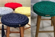 capas de crochê coloridas em bancos de madeira com fio de malha
