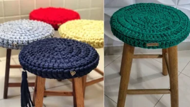 capas de crochê coloridas em bancos de madeira com fio de malha