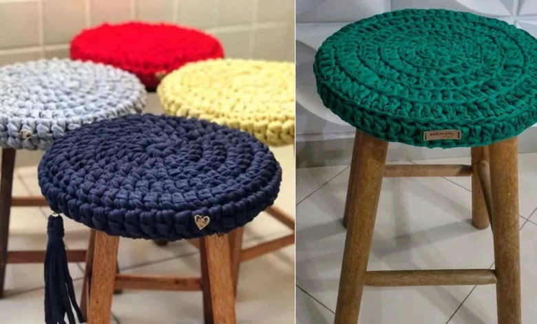 capas de crochê coloridas em bancos de madeira com fio de malha