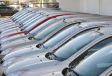 Linha de carros populares em pátio de concessionária
