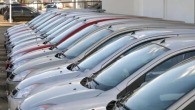Linha de carros populares em pátio de concessionária