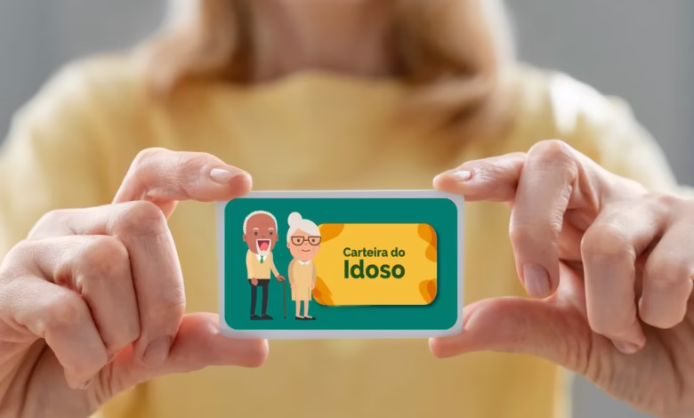 Pessoa segurando uma Carteira do Idoso com ilustração colorida.