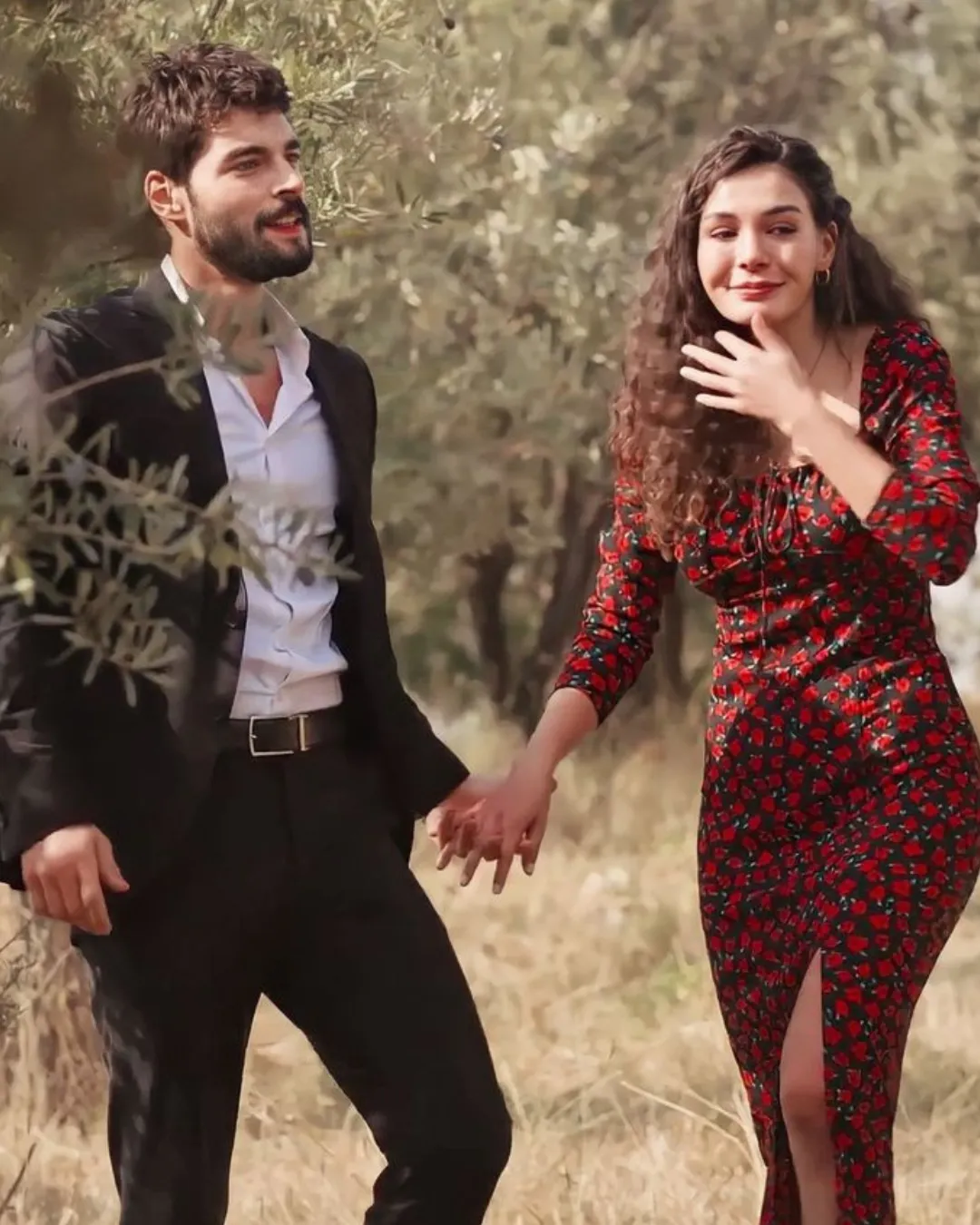 Casal de protagonistas caminhando juntos na novela Hercai.