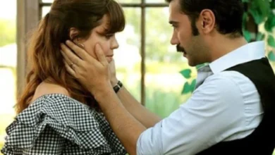 Cena romântica entre os protagonistas da novela turca Terra Amarga.