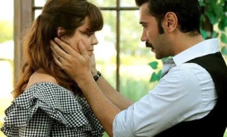 Cena romântica entre os protagonistas da novela turca Terra Amarga.