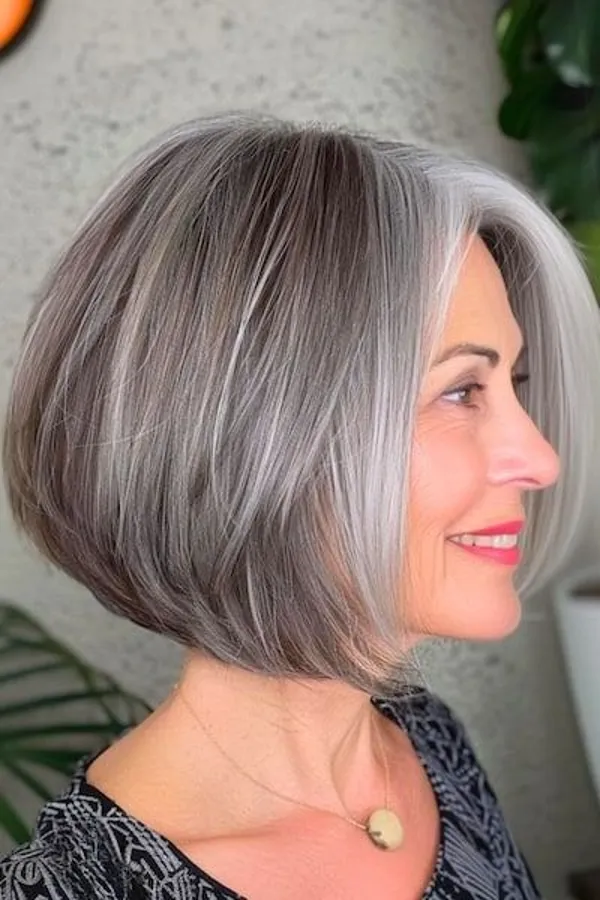 Corte chanel moderno com fios prateados e estilo elegante.
