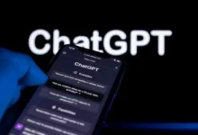 Imagem do ChatGPT sendo acessado em um smartphone, com tela exibindo comandos de conversa.