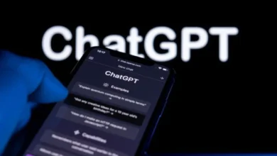 Imagem do ChatGPT sendo acessado em um smartphone, com tela exibindo comandos de conversa.