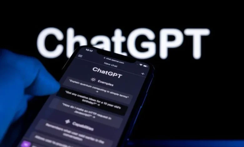Imagem do ChatGPT sendo acessado em um smartphone, com tela exibindo comandos de conversa.