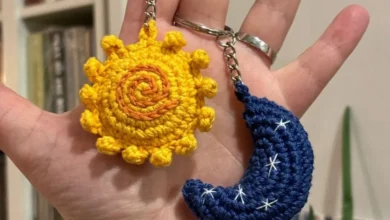 Chaveiros de crochê em formato de sol e lua feitos à mão.