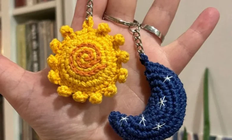 Chaveiros de crochê em formato de sol e lua feitos à mão.