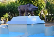 Escultura de uma anta, simbolizando a cultura de Anta Gorda, uma cidade do Rio Grande do Sul.
