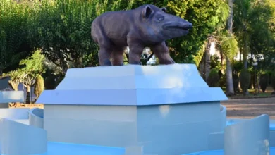 Escultura de uma anta, simbolizando a cultura de Anta Gorda, uma cidade do Rio Grande do Sul.