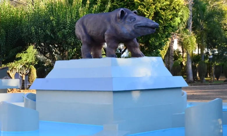 Escultura de uma anta, simbolizando a cultura de Anta Gorda, uma cidade do Rio Grande do Sul.
