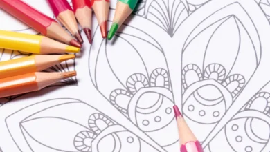 Lápis de cor ao lado de uma mandala para colorir, representando como a prática de colorir mandalas pode melhorar o humor e a memória.