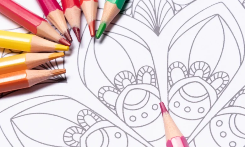 Lápis de cor ao lado de uma mandala para colorir, representando como a prática de colorir mandalas pode melhorar o humor e a memória.
