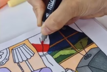 Técnica para colorir páginas Bobbie Goods sem manchar, mostrando uma mão usando marcador em uma ilustração detalhada.