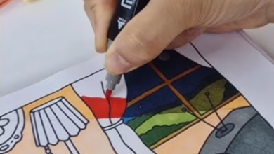 Técnica para colorir páginas Bobbie Goods sem manchar, mostrando uma mão usando marcador em uma ilustração detalhada.