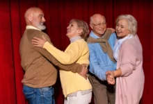 Grupo de amigos com mais de 60 anos dançando juntos e se divertindo