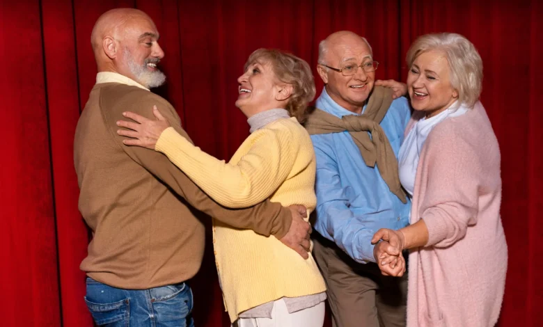 Grupo de amigos com mais de 60 anos dançando juntos e se divertindo