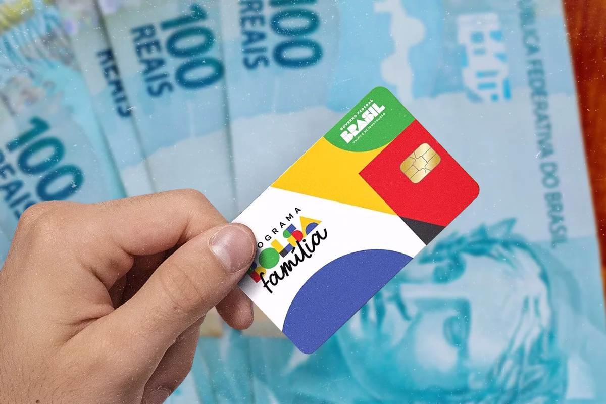 Cartão do Programa Bolsa Família com notas de 100 reais ao fundo, simbolizando o benefício de transferência de renda.