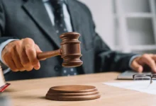 Juiz em um tribunal realizando a concessão de decisão com o uso de um martelo, representando a cessão de crédito judicial.