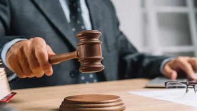 Juiz em um tribunal realizando a concessão de decisão com o uso de um martelo, representando a cessão de crédito judicial.