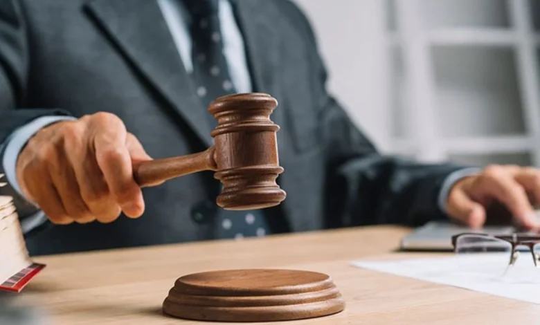 Juiz em um tribunal realizando a concessão de decisão com o uso de um martelo, representando a cessão de crédito judicial.