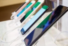 Celulares em exposição em loja para venda ou demonstração.