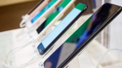 Celulares em exposição em loja para venda ou demonstração.