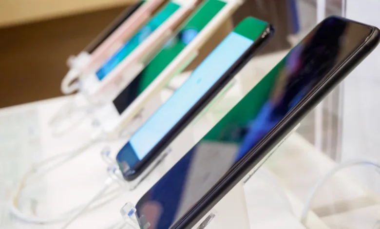 Celulares em exposição em loja para venda ou demonstração.