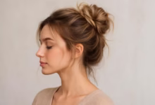 Mulher com coque despojado e elegante, mostrando um penteado prático e rápido.