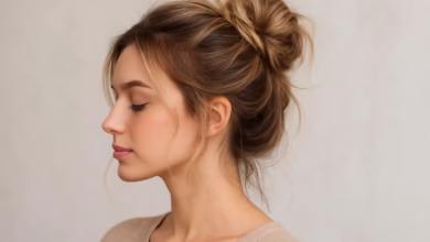 Mulher com coque despojado e elegante, mostrando um penteado prático e rápido.